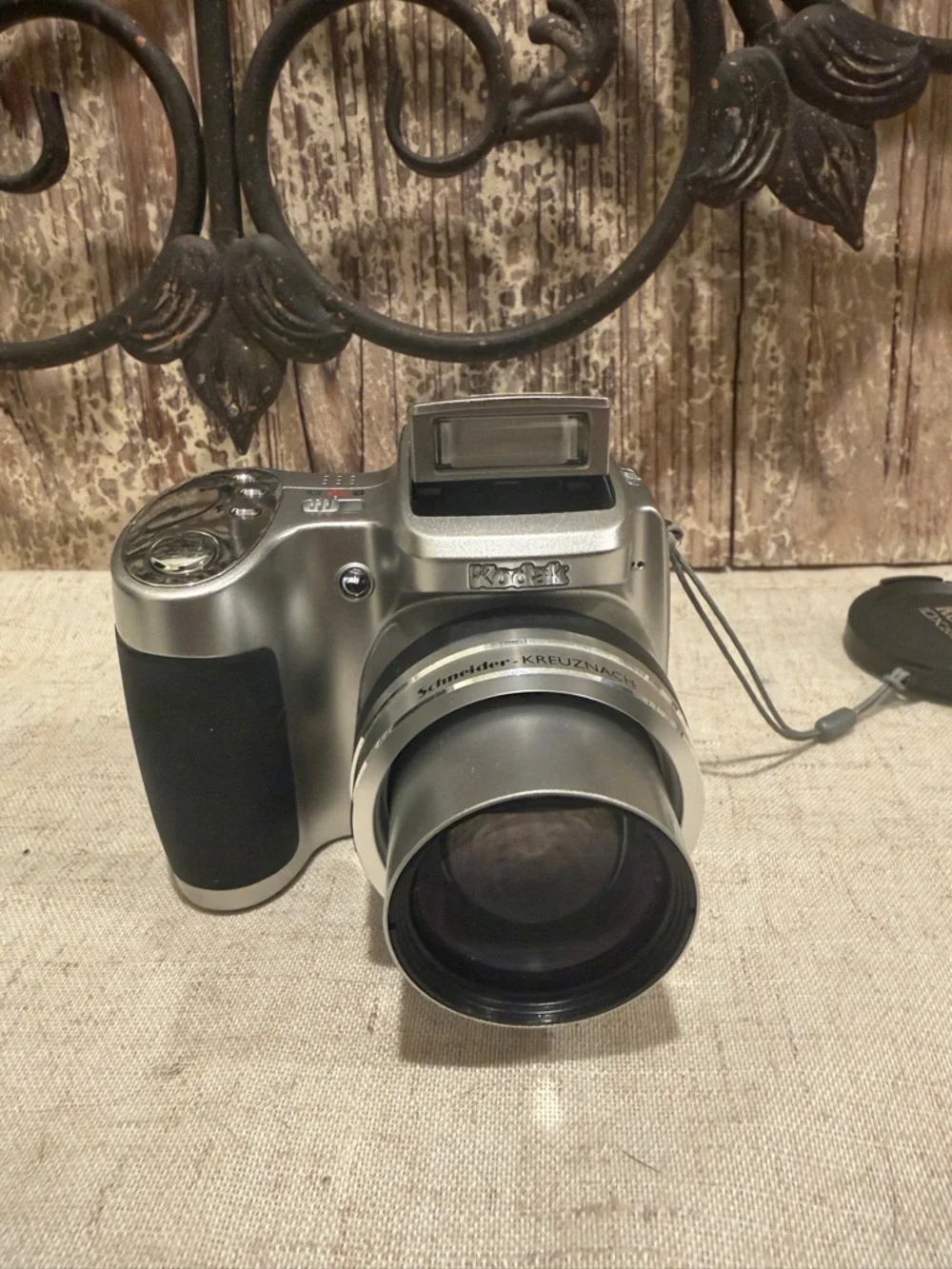 Kodak Silver Digital Camera wSchneider-Kreuznach Lens a Kodak EasyShare Z710